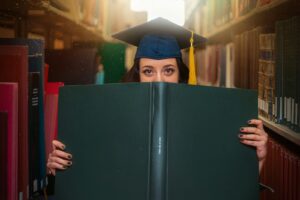 ejemplos de fuentes secundarias: Foto de Persona detrás de un libro.